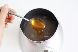 把冰糖，梨汁和清水放入锅里，倒入麦芽糖。
