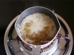 小火煮沸，不断拌匀至冰糖融化。