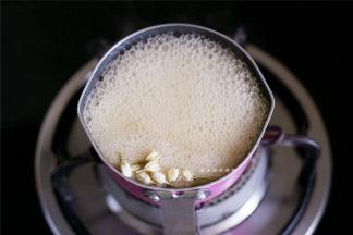 加入茉莉花小火慢煮，用温度计测量，煮到130度即可熄火，这里值得注意的是锅里不要太大也不要太小，太大容易糊，太小会溢锅，液体量大约占锅的1/4为好。