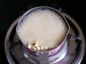 加入茉莉花小火慢煮，用温度计测量，煮到130度即可熄火，这里值得注意的是锅里不要太大也不要太小，太大容易糊，太小会溢锅，液体量大约占锅的1/4为好。