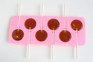 室温放凉，脱模后密封保存即可，切记不要暴露在空气中太久，糖会因为空气中的水分变得黏糊。