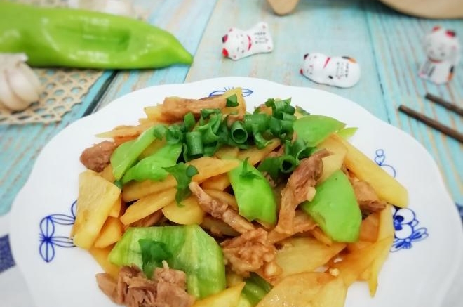 拆骨肉炒土豆青椒