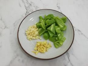 蒜姜切成小粒，青椒去籽，然后切成块