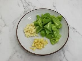 蒜姜切成小粒，青椒去籽，然后切成块