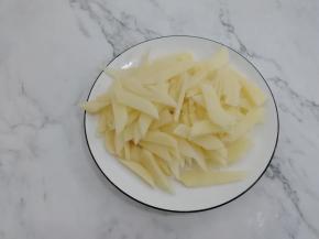 土豆洗干净，去皮切成片