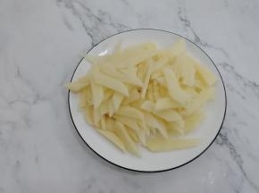 土豆洗干净，去皮切成片