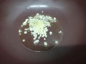 锅里加入适量的油，然后把姜蒜放入爆香