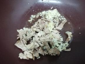 在放入拆骨肉翻炒几下