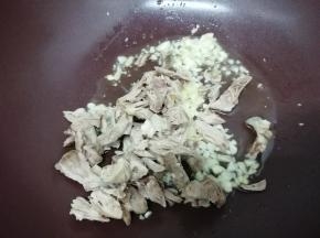 在放入拆骨肉翻炒几下