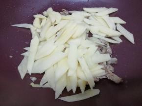 在放入土豆片翻炒均匀