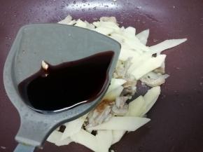 然后放入生抽翻炒，炒到土豆八分熟