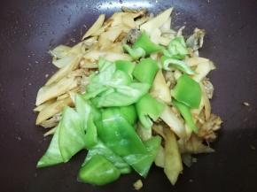 在加入青椒炒到食材熟，在放入鸡精炒均匀即可关火