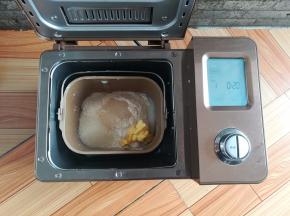 把所有的食材放入面包机里，启动和面程序20分钟