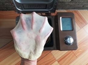 用小剪刀剪一小块面团，双手抹点油，慢慢地把面团抻大，检查一下面团的出膜状态，如果面团不破或者裂口光滑，就说明面团和到位了，做吐司一定要揉出膜。