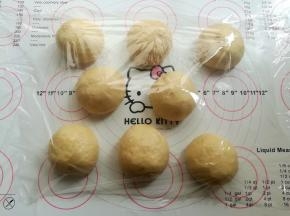 面团取出，平均分成8个小面团，每个大概72克，面团依次排气滚圆，盖上保鲜膜防止水分蒸发，面团变干