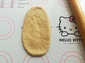 取一个面团，擀成偏长方形的样子
