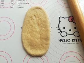 取一个面团，擀成偏长方形的样子