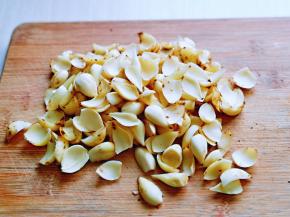 首先将新鲜百合去根，再掰开。(如果没有新鲜百合，用干百合也可以。）