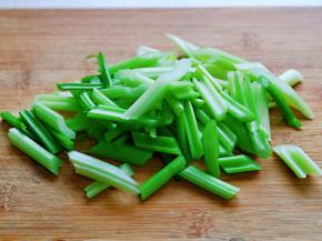 西芹去掉叶子，切段。