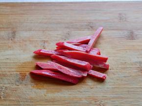 红肠切条，也可以不放。