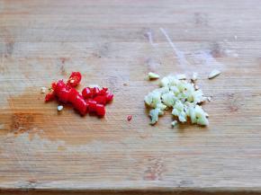 大蒜去皮切碎，辣椒洗干净切段。