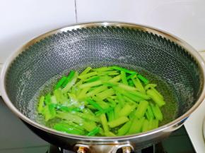 锅中加入我们烧开，倒入切好的西芹焯水1分钟捞出，过冷水。
