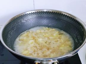 百合焯水，水开后下百合，焯水30秒捞出过冷水。