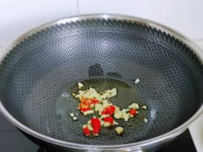 起油锅，加入切好的蒜末及辣椒煸炒。