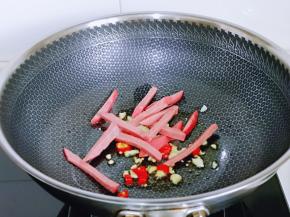 再加入切好的红肠翻炒。