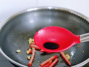 加入一小勺生抽，不要太多，一点点提鲜即可。