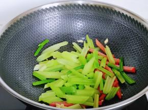 再加入焯水的西芹翻炒。