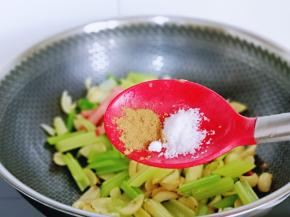 按个人口味加入盐，十三香。