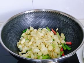 最后加入焯水的百合。