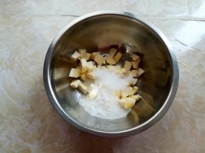 黄油切小块，放到盆子里软化，加入细砂糖