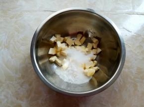 黄油切小块，放到盆子里软化，加入细砂糖