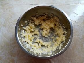 用电动打蛋器把黄油和下砂糖简单混合，打发到颜色发白，顺滑蓬松的状态