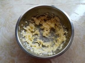 用电动打蛋器把黄油和下砂糖简单混合，打发到颜色发白，顺滑蓬松的状态