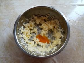 黄油里分2次加入全蛋液