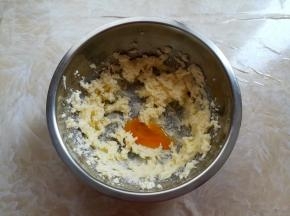 黄油里分2次加入全蛋液