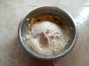 低筋面粉和奶粉过筛后跟盐一起加到盆子里