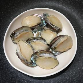 将鲍鱼刷洗干净，去内脏。