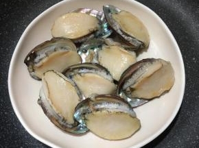 将鲍鱼刷洗干净，去内脏。