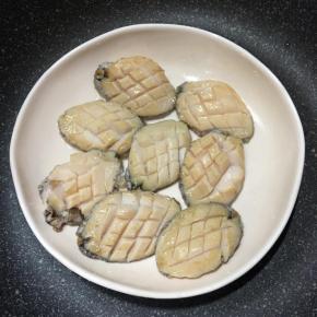 鲍鱼肉切花刀。