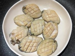 鲍鱼肉切花刀。