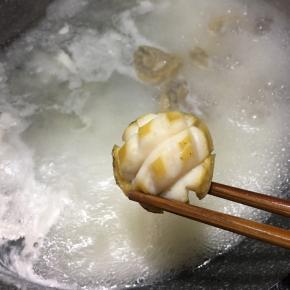 将焯好水的鲍鱼捞出。