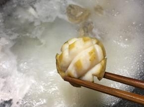 将焯好水的鲍鱼捞出。