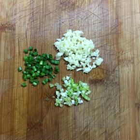 蒜头和香葱切碎备用。