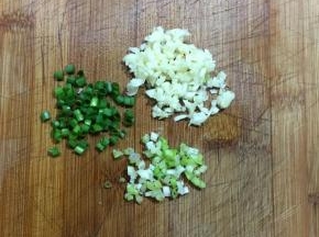 蒜头和香葱切碎备用。