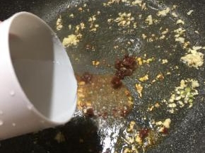 倒入半碗清水。