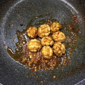 中小火焖煮至收汁即可关火，中途适当翻面。